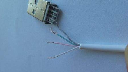 手机充电线接线图解 USB的四针代表含义？
