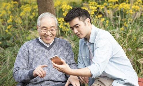 南京移动开展“我来教您用手机”  辅导老人使用智能手机
