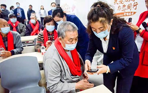 安阳联通举办重阳节助老活动 帮助老人掌握手机应用的使用方法