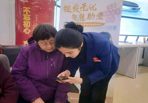 菏泽联通为老年人讲解手机使用方法 助其享受便利生活
