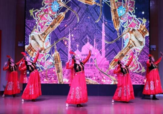 中国移动推出文艺演出《掀起你的盖头来》展现新疆文化特色