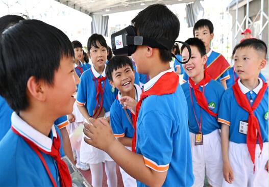 中国电信进行志愿服务 为山区儿童送温暖