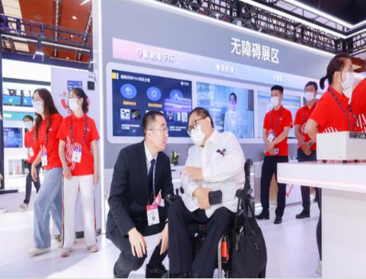 中国联通携创新产品亮相 展示最新助残适老数字化设备