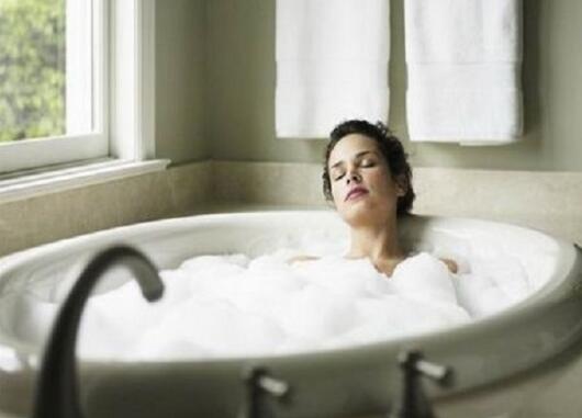 梦到女人洗澡是啥预兆？ 为什么会梦见女人洗澡？